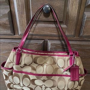 Coach bag - Like new - Large enough for a tablet